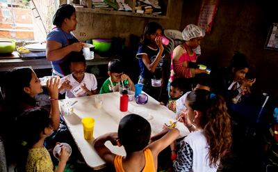 Ante la aguda crisis económica y una situación política que sigue sin resolverse, los venezolanos se organizan para poder alimentarse en comedores comunitarios, especialmente los niños.