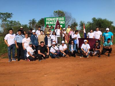 Los peregrinantes a su llegada al monasterio Tupasy María de los Monjes Benedictinos.