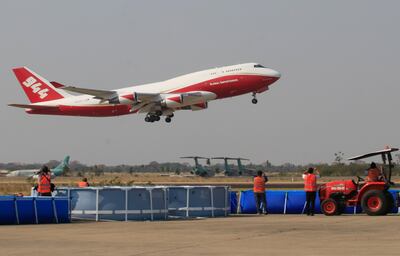 El avión cisterna más grande del mundo, un Boeing 747 Supertanker despega del Aeropuerto de Viru Viru, en Santa Cruz (Bolivia).