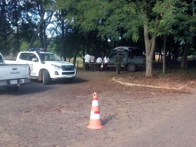 Efectivos policiales que intervinieron en la detención de un minibus en la que llegaron hasta la zona de Horqueta unos quince pasajeros.