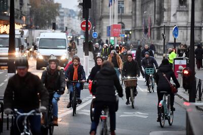 Los parisinos eligieron moverse hoy en bicicleta, ante la falta de unidades de transporte público, debido a la huelga contra la reforma en el sistema de pensiones.