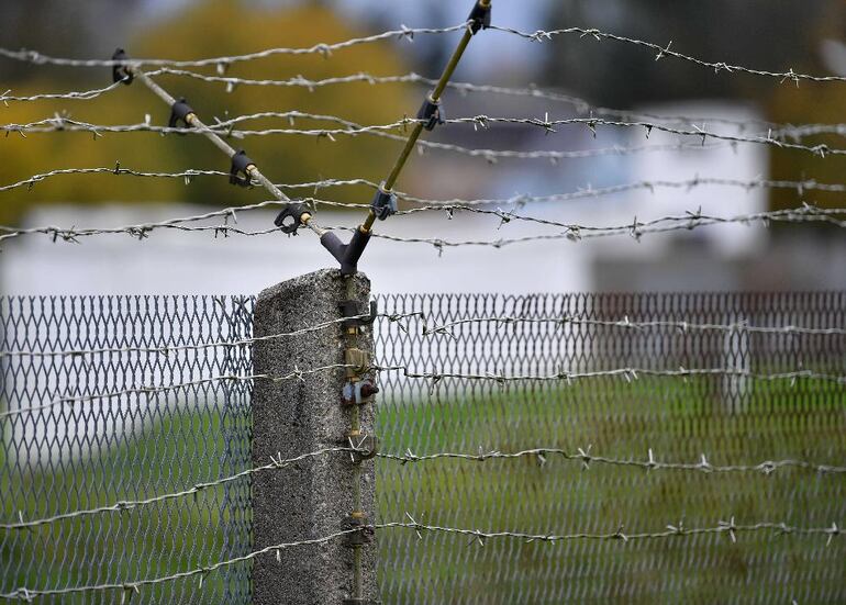 La alambrada marca la antigua frontera entre Alemania Occidental y Alemania Oriental en la localidad de Moedlareuth.