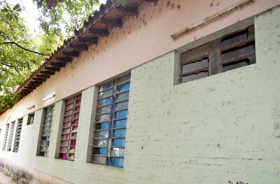 Las condiciones de abandono del local escolar son impresionantes. Los vidrios de todas las ventanas se encuentran rotos y la suciedad es vergonzosa.