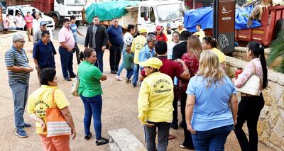 Pobladores  y funcionarios municipales de Villarrica realizaron ayer una manifestación frente al Palacio de Justicia de la comunidad.