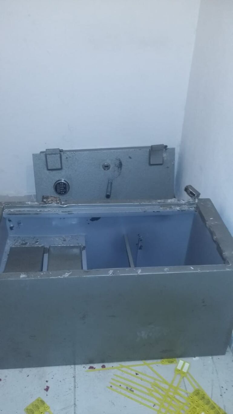 La caja fuerte fue violentada para sacar el dinero.