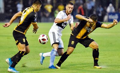 Alejandro Silva, nuevamente importante para generar jugadas de contragolpe, encara la marca de Fernández Cedrés y Aquino.