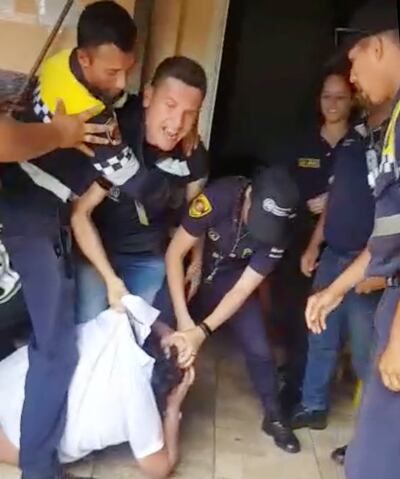 El edil trató de retirar a la fuerza una motocicleta que estaba retenida en corralón municipal y fue reducido a golpes.