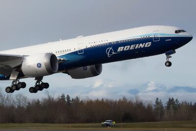 Un Boeing 777X despega en su vuelo inaugural en el campo Paine, en Everett, Washington. Es el avión bimotor más grande del mundo.