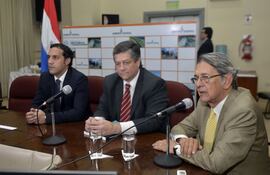 el-viceministro-de-transporte-juan-encina-el-presidente-de-fepasa-roberto-salinas-y-el-ingeniero-manuel-benitez-codas--203056000000-1273981.jpg
