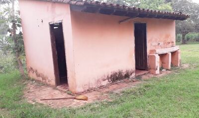 Los viejos y enmohecidos sanitarios de la escuela básica 1471 “Carlos Villar”, de San Estanislao, en San Pedro. Padres y docentes urgen su reparación.