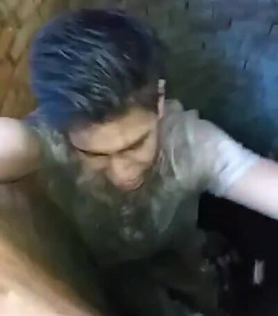 Momento en que el joven es rescatado por sus amigos del fondo de un pozo en Caazapá.