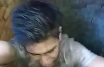 Momento en que el joven es rescatado por sus amigos del fondo de un pozo en Caazapá.