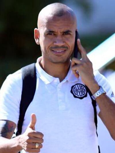 Sergio Otálvaro, lateral derecho franjeado,
 con contrato hasta diciembre del 2021.