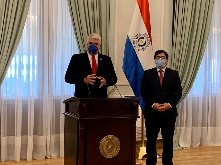 Arnoldo Wiens y Pedro Britos, en Palacio de Gobierno