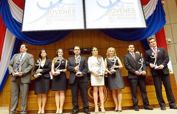 en-la-grafica-aparecen-posando-los-ocho-jovenes-sobresalientes-2013-elegidos-por-la-camara-junior-del-paraguay-fue-anoche-en-la-sala-bicameral-del-01036000000-638042.jpg