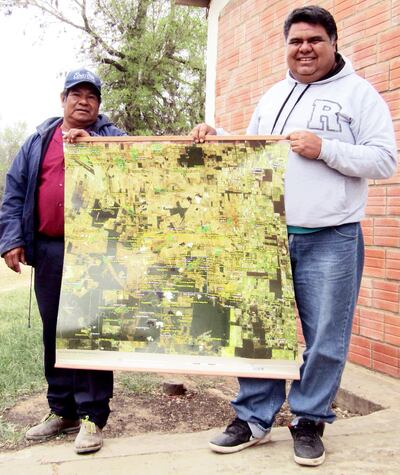 Sindulfo Cuéllar, director de la escuela, y Simeón Negro, ex líder de la comunidad, muestran el mapa del pueblo enlhet.