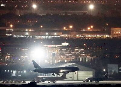 El avión de Air Canadá que sobrevoló el aeropuerto de Barajas, en Madrid, en el momento de su aterrizaje.