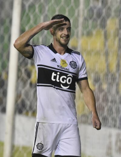 Alejandro Silva, en el festejo tras el gol que marcó el viernes en la goleada sobre Capiatá y así homenajeó a los policías en su día.