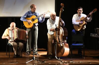 Caio Scavone (3ro.) será homenajeado hoy por sus colegas ingenieros.
