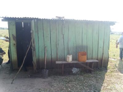 El homicidio ocurrió en el interior de esta precaria vivienda.