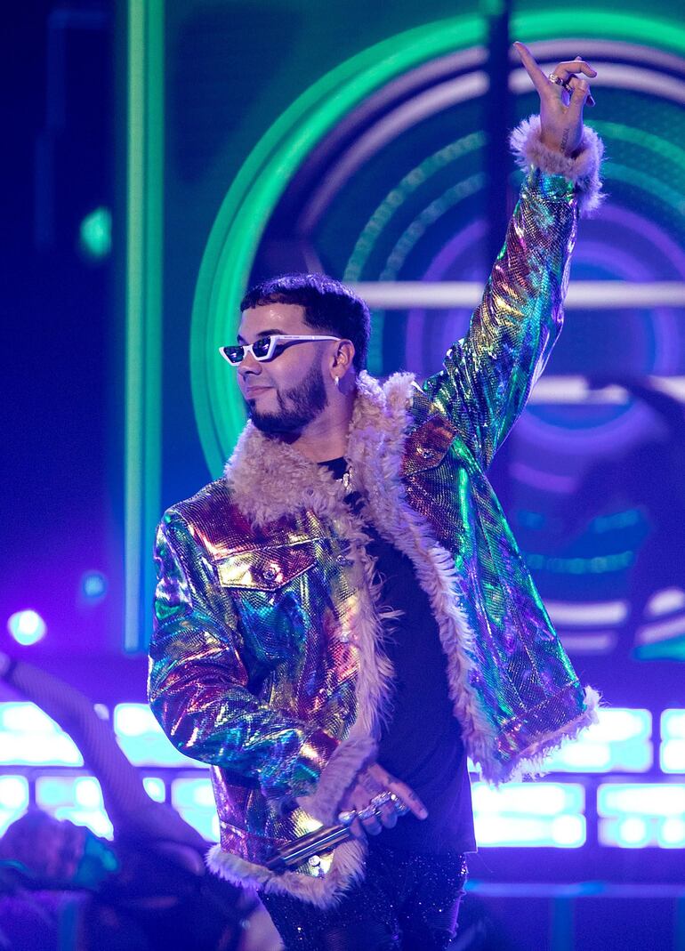 Anuel AA celebra su premiación en los Latin American Music 2019.