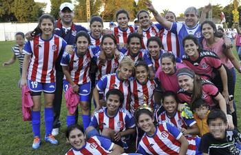 las-chicas-del-futbol-femenino-del-sportivo-limpeno-posan-con-el-senador-ramon-gomez-verlangieri-actual-presidente-de-la-liga-femenina-de-futbol-de-n-213856000000-1360815.jpg