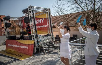 Enfermeras durante un tributo en Praga, que anunció planes de desconfinamiento.