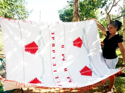 Mirna Franco muestra una tradicional  colcha  de poyvi en proceso de terminación.