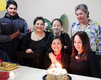 Clara Pintos Candia celebró su cumpleaños en compañía de familiares y amigos. La acompañan  Magnolia Candia, Norma Portillo, Javier Martínez, Christi Ota y María Salomé González.