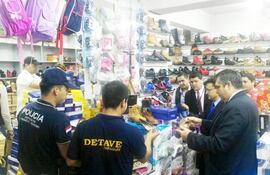 los-agentes-policiales-y-de-la-detave-inspeccionan-los-calzados-en-uno-de-los-negocios-intervenidos--230658000000-1589418.jpg