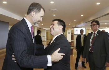 el-presidente-de-la-republica-horacio-cartes-es-saludado-por-el-rey-de-espana-felipe-vi-de-borbon-al-llegar-al-hotel-donde-se-desarrolla-la-xxiv-c-215545000000-1268226.jpg