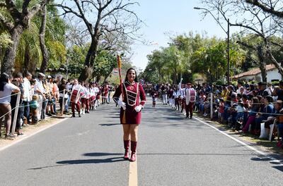 Bonitas chiroleras muestran su destreza en manejo del bastón durante el colorido desfile en homenaje a la ciudad de San Bernardino. Fue ayer sobre la Avda. Luis F. Vache.