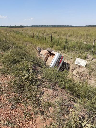El vehículo quedó volcado en una cuneta, al costado del camino.