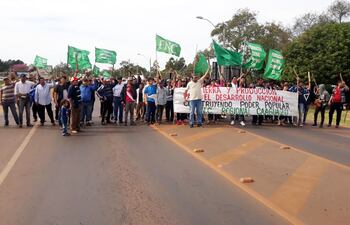 labriegos-de-caaguazu-hicieron-cierres-intermitentes-de-la-ruta-7-gaspar-rodriguez-de-francia-reclamando-mejores-precios-por-la-mandioca-y-el-cumplim-213754000000-1841918.jpg