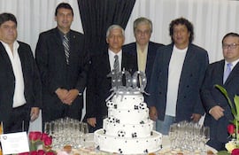 ricardo-insfran-i-remigio-cabrera-ruben-ruiz-diaz-julio-ortellado-jose-rios-miguel-quinonez-y-michael-sanchez-en-la-fiesta-del-pilcomayo-de-ro-215934000000-1338413.jpg