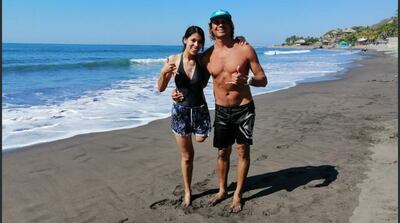 Lis Sosa Carballo y el surfista José “El Bamba” Díaz.
