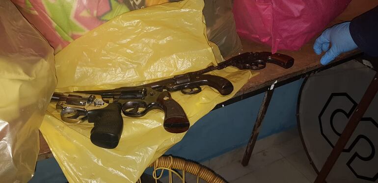 Armas incautadas en los allanamientos.
