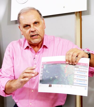 El ministro de la SEN, Joaquín Roa, muestra parte del área afectada por los incendios.