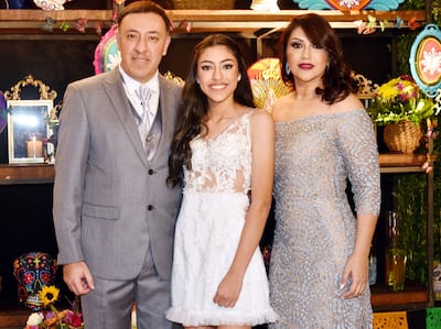 La quinceañera, María Cecilia Servín Quiñónez, con sus padres Pedro Servín y Karina Quiñónez.