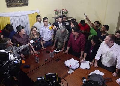 Los ediles municipales de Lambaré explican a la prensa lo decidido en la sesión extraordinaria de ayer.