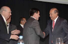 el-presidente-paraguayo-horacio-cartes-saluda-al-magnate-mexicano-carlos-slim-d-ayer-en-la-conmebol--225540000000-1109874.jpg