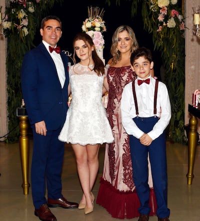 La quinceañera Kiara Ríos Caldas, con sus padres,  Juan Ríos y Pamela Caldas; y su hermano Juan Sebastián Ríos Caldas, durante un momento muy emotivo de la celebración. Ella es alumna del Colegio Lumen.