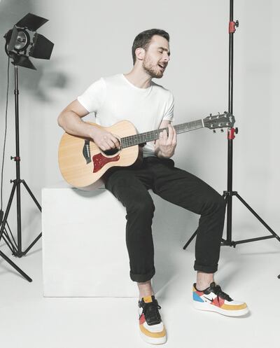 Iván Zavala, abrazado al pop, presenta “Cortar por lo sano”.