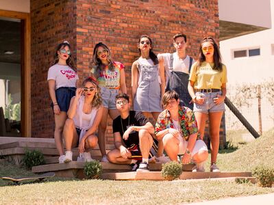 Ale Barrios (centro, abajo), con quienes participaron en el videoclip de "The Way".