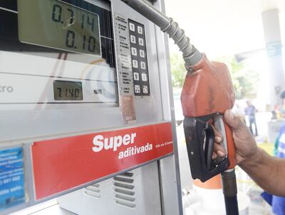 A nivel local hablan de suba del precio de los combustibles por culpa de decreto y a nivel internacional está bajando.