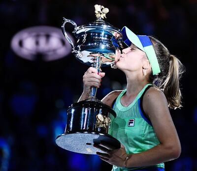 La norteamericana Sofia Kenin besa el precioso trofeo del Abierto de Australia, el primer torneo de Grand Slam que gana.