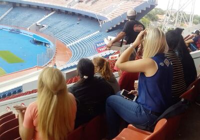 Las internas del hogar “Nueva Oportunidad” se ubicaron en una grada del estadio de la “Nueva Olla” para ver fútbol.