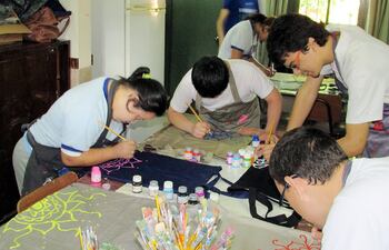 durante-los-talleres-de-arte-y-produccion-en-el-denide-realizan-bolsas-de-tela-para-ir-al-super--201103000000-1573762.jpg