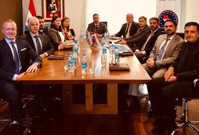 Los funcionarios estadounidenses junto con los paraguayos, cuando se reunieron en la Secretaría Nacional de Inteligencia.