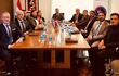 Los funcionarios estadounidenses junto con los paraguayos, cuando se reunieron en la Secretaría Nacional de Inteligencia.